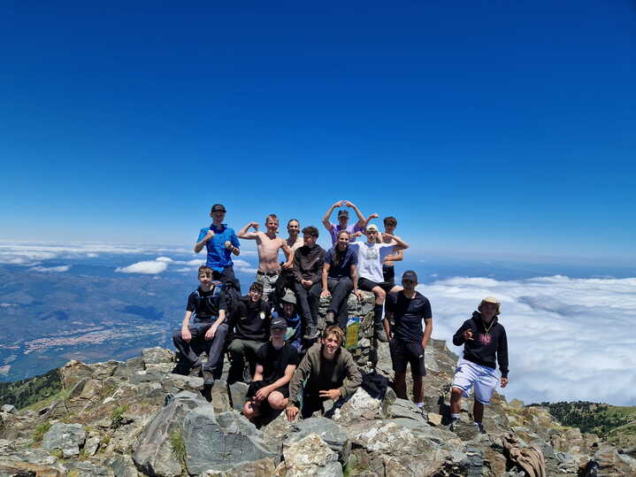 schueler-auf-dem-gipfel-pyrenaen-reosch-trekking-2022.jpg